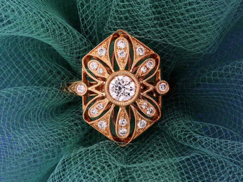 Classic vintage ring in excellent condition