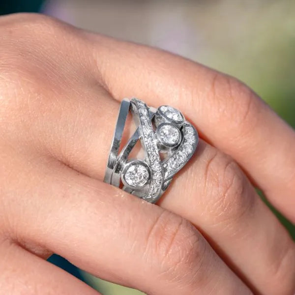 Diamond band with sweeping lines